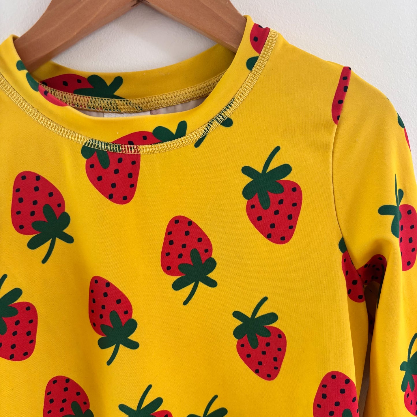 Strawberry Rash Guard (5Y)