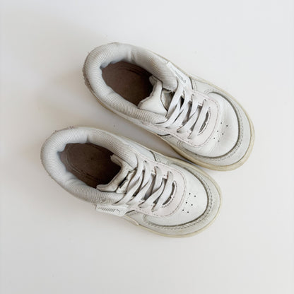 White Sneakers (7C)