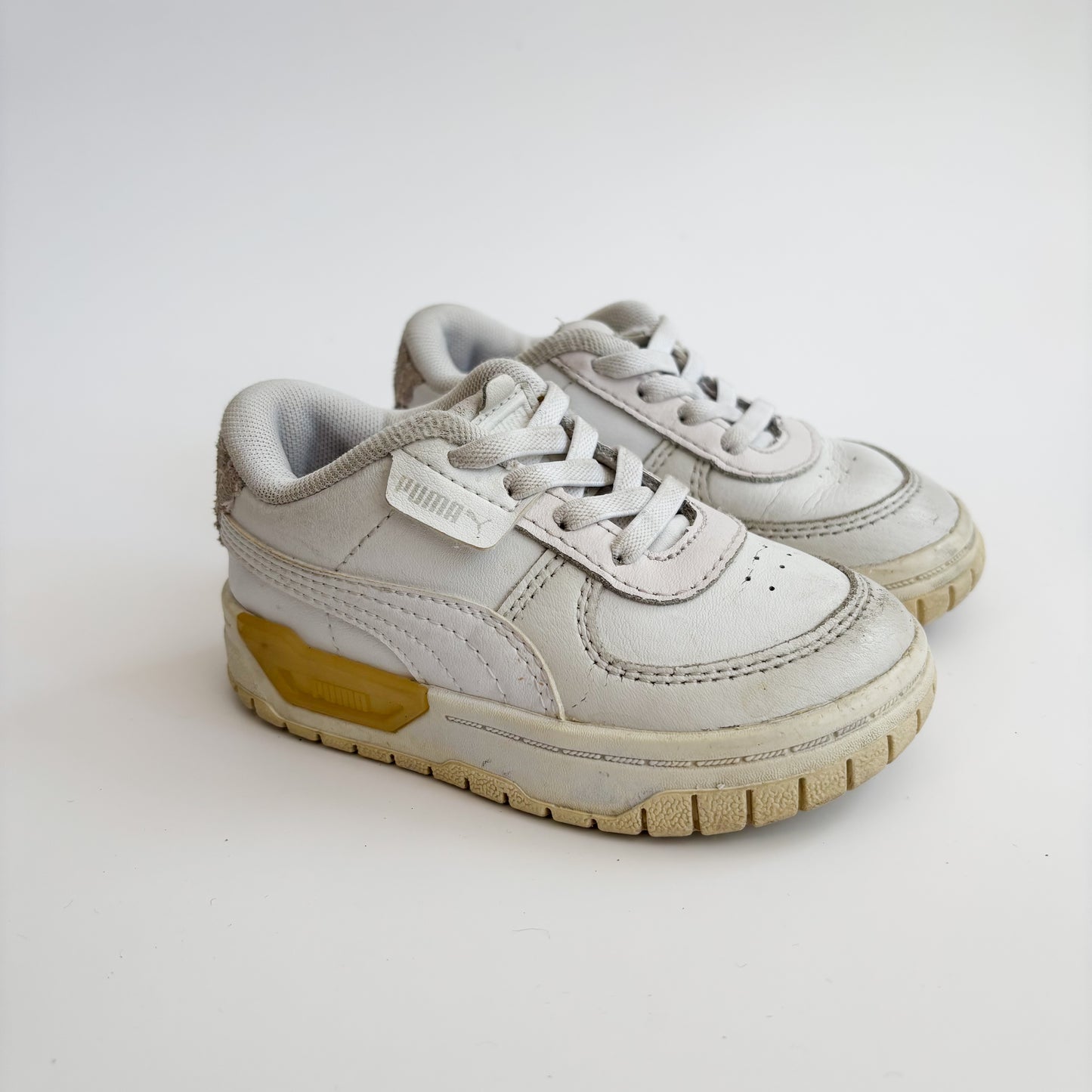 White Sneakers (7C)