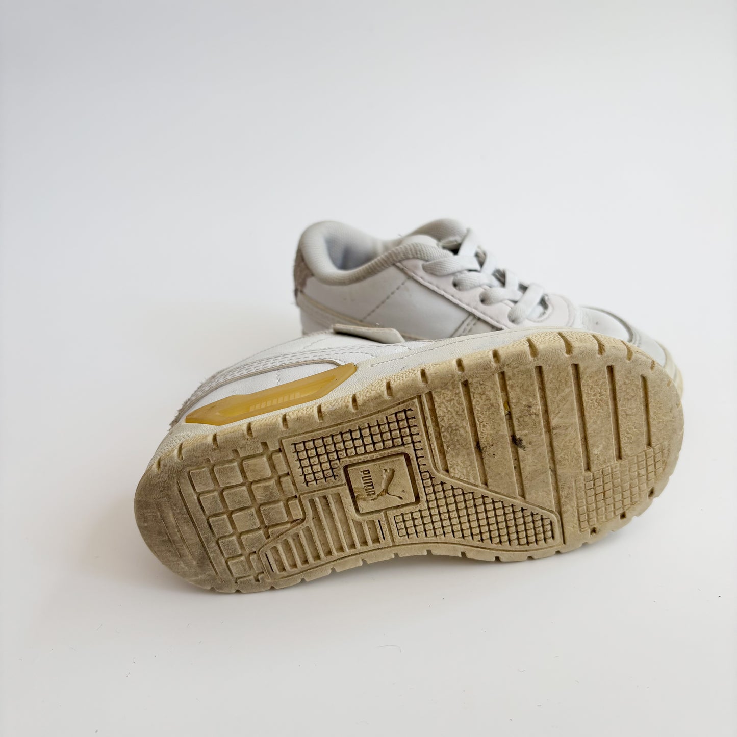 White Sneakers (7C)
